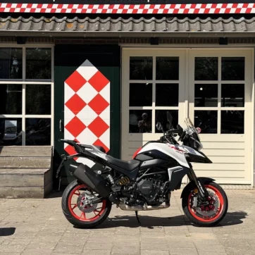Benelli motor voor de winkel van Brabant Motors Grave