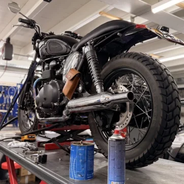 Triumph motor op de werkbank voor onderhoud bij Brabant Motors Grave