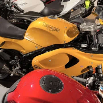 Verschillende Triumph motoren in de showroom van Brabant Motors Grave
