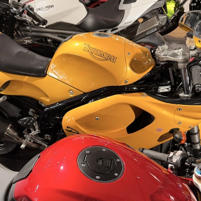 Verschillende Triumph motoren in de showroom van Brabant Motors Grave