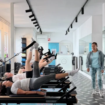 Begeleiding tijdens een groepsles Reformer Pilates bij NIDUM in Grave